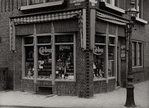 Cebu-filiaal, hoek Clematisstraat-Andoornstraat. Let op de kleur houtwerk en glas in lood.
<br/>
J. van Dijk, Beeldbank Stadsarchief, ca 1930